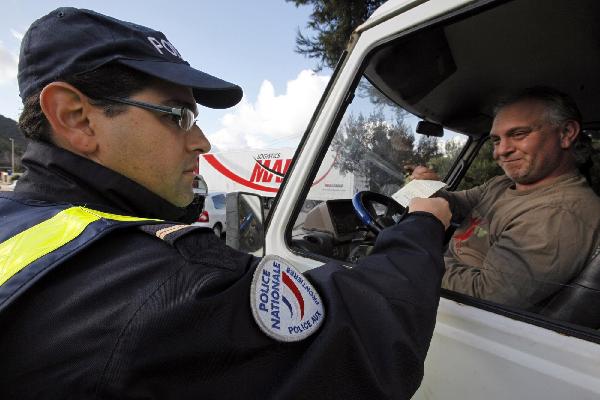 警察排查路過車輛