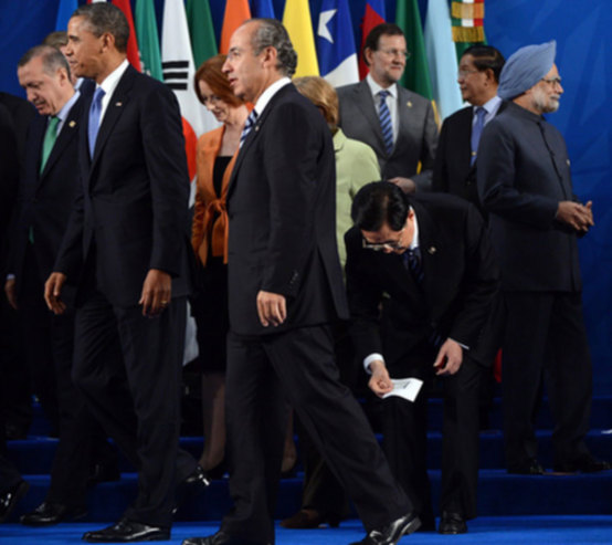 中外網(wǎng)民贊嘆胡錦濤主席細(xì)心拾起中國國旗