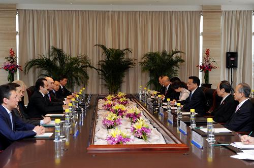 李克強會見哈薩克斯坦總理馬西莫夫