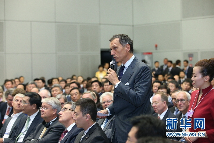 企業(yè)家代表在2013夏季達(dá)沃斯論壇上提問