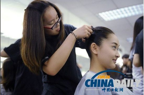 2013年夏季達沃斯論壇禮儀志愿者造型出爐（圖）