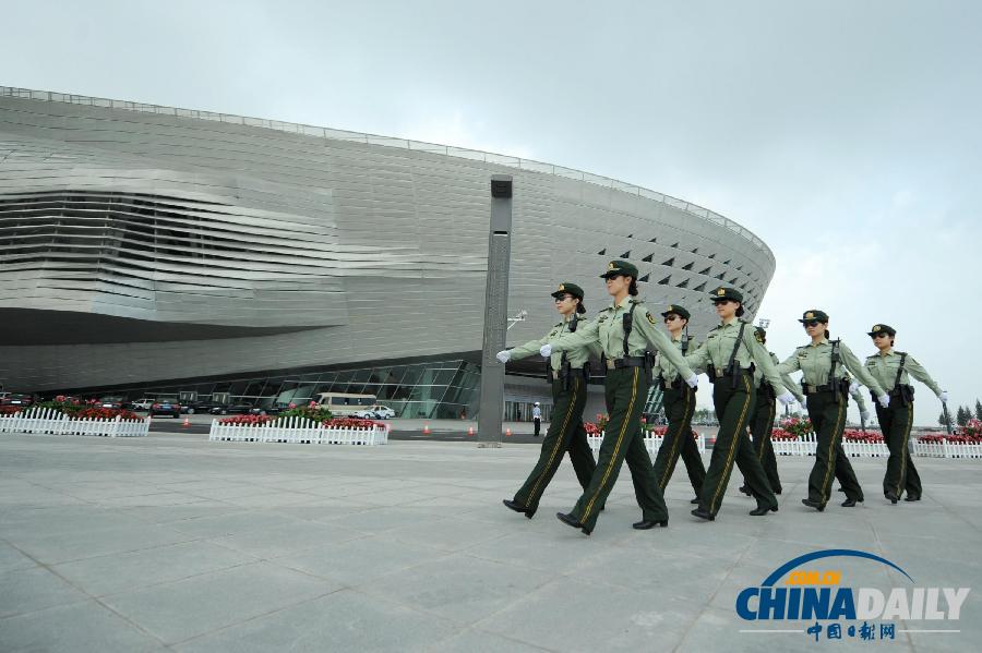 女子巡警隊(duì)駕拉風(fēng)警車巡邏 扮靚夏季達(dá)沃斯（圖）