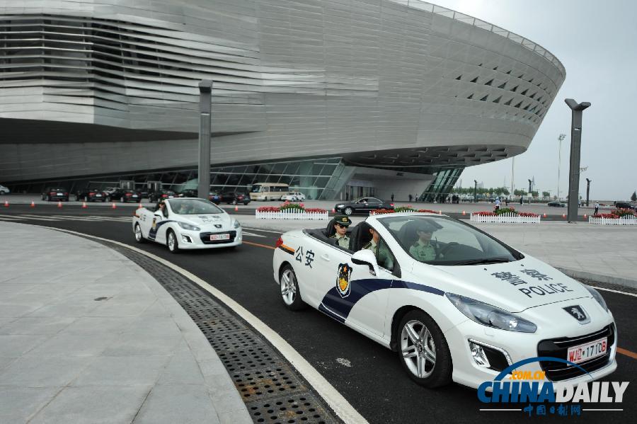 女子巡警隊駕拉風警車巡邏 扮靚夏季達沃斯（圖）