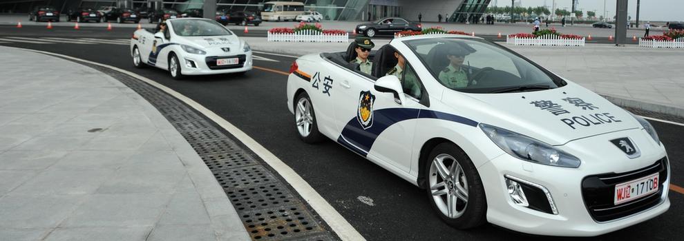女子巡警隊駕拉風警車巡邏 扮靚夏季達沃斯
