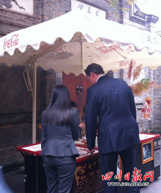 卡梅倫訪問成都（組圖）