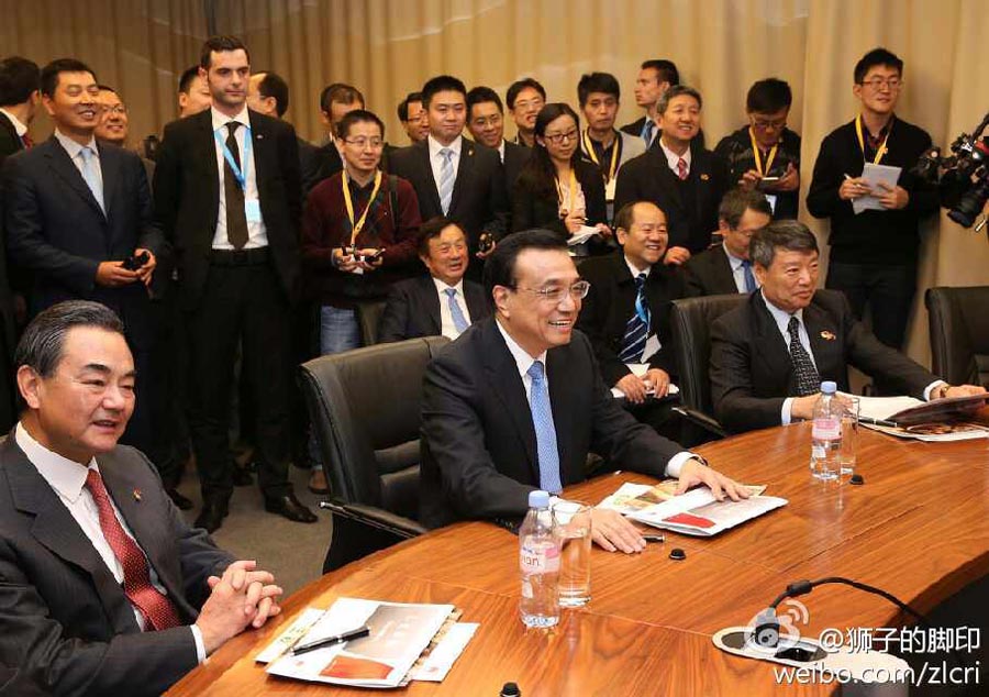 李克強與華為員工交談：很高興跟你一起出差(高清組圖)
