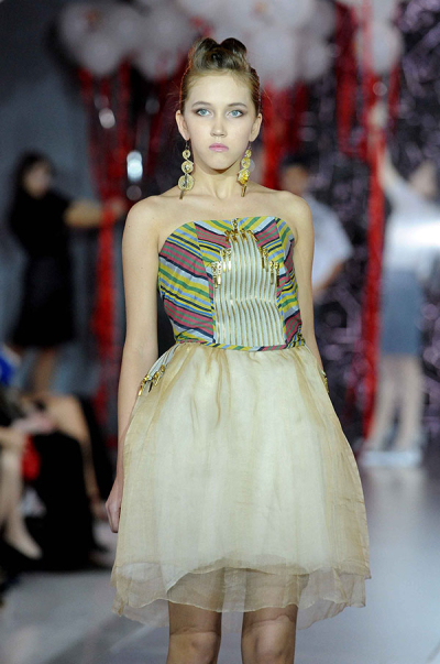 烏茲別克斯坦藝術時尚周上演時裝秀