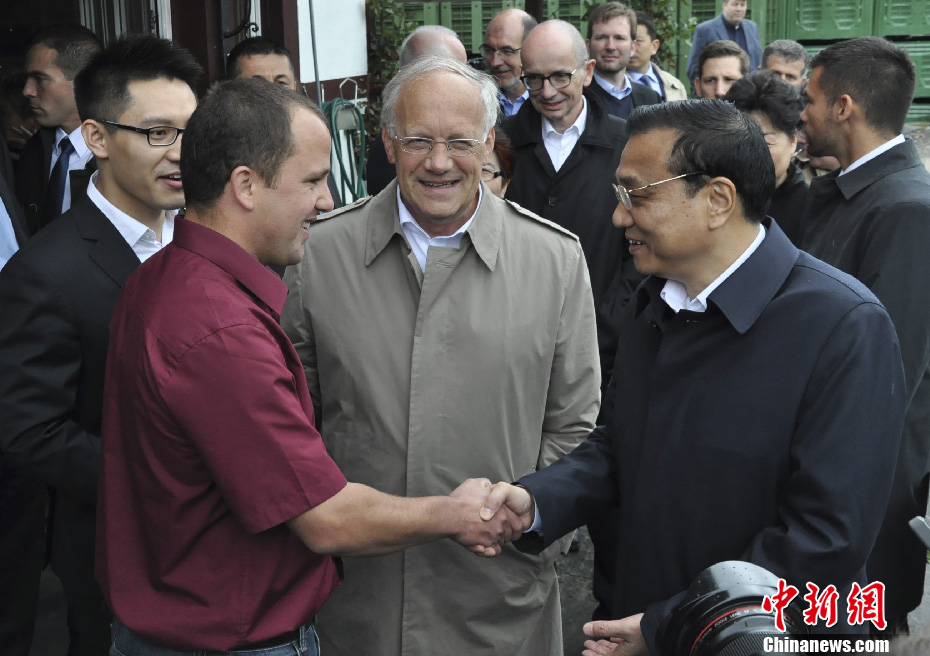 李克強(qiáng)參觀瑞士家庭農(nóng)莊(高清組圖)