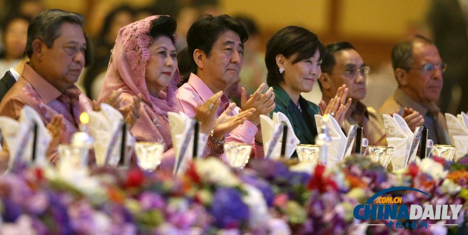 東盟峰會舉行歡慶晚宴 英拉搶鏡安倍黯然（組圖）