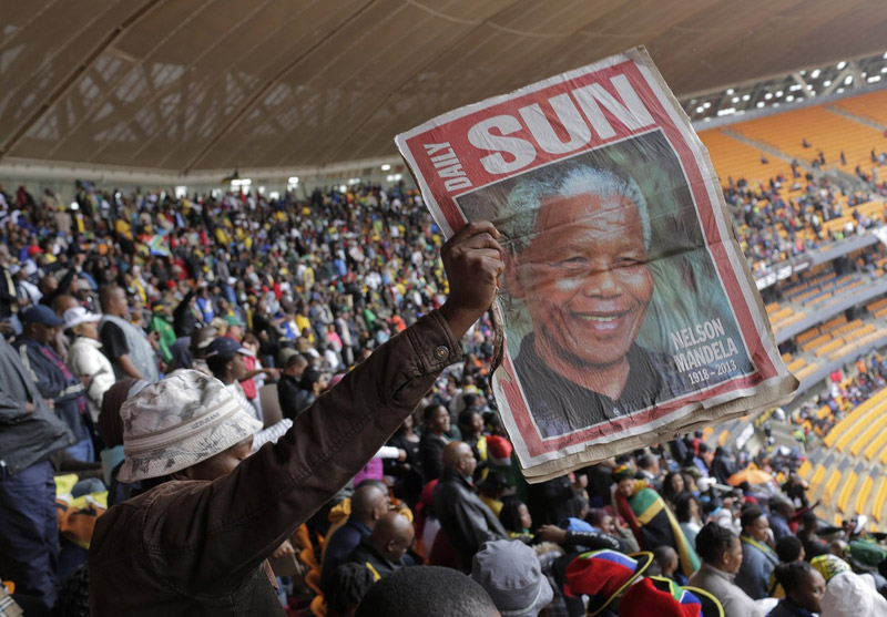 曼德拉追悼會現場：情侶為偉人海報打傘