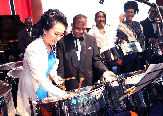 彭麗媛在出訪期間穿過哪五套衣服？