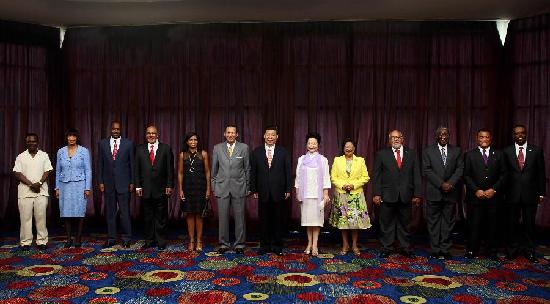 彭麗媛在出訪期間穿過哪五套衣服？