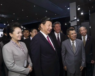 習近平參觀中印尼友好圖片展