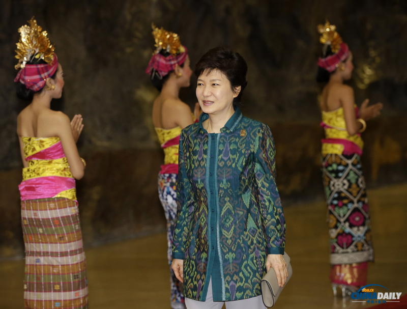 各國領導人著印尼傳統服裝亮相APEC峰會