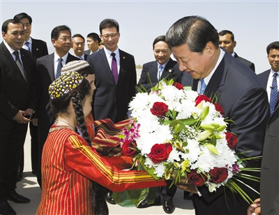 習(xí)近平主席訪問(wèn)土庫(kù)曼斯坦 下飛機(jī)蘸鹽品嘗面包