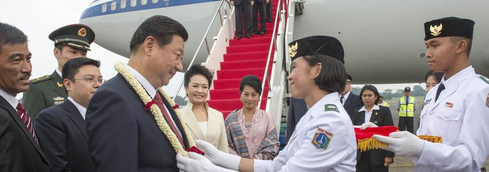 印度尼西亞中學(xué)生向習(xí)近平主席獻(xiàn)花