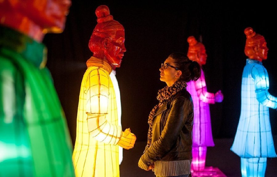 兵馬俑著燈籠衣空降英國 展中國傳統(tǒng)藝術(shù)魅力