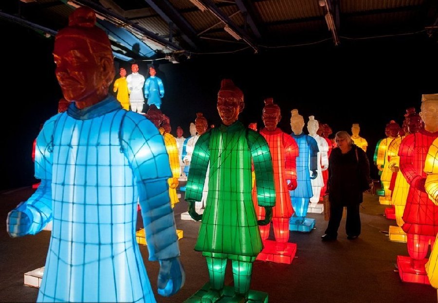 兵馬俑著燈籠衣空降英國 展中國傳統藝術魅力