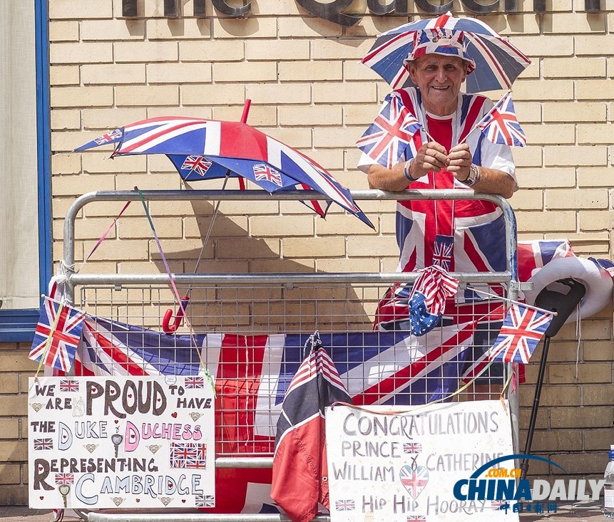 醫院外苦等凱特寶寶降生 各國記者無聊打毛衣看小說