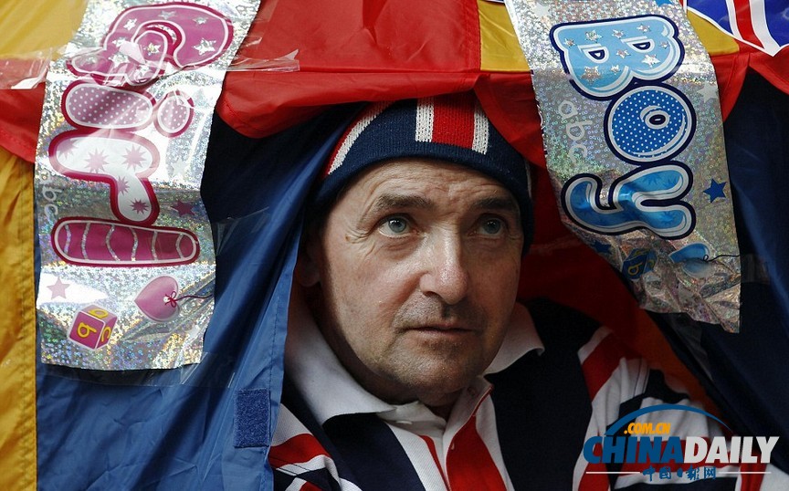 醫院外苦等凱特寶寶降生 各國記者無聊打毛衣看小說