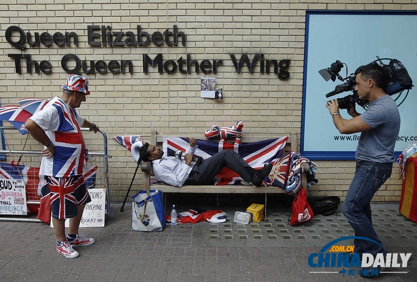 醫院外苦等凱特寶寶降生 各國記者無聊打毛衣看小說