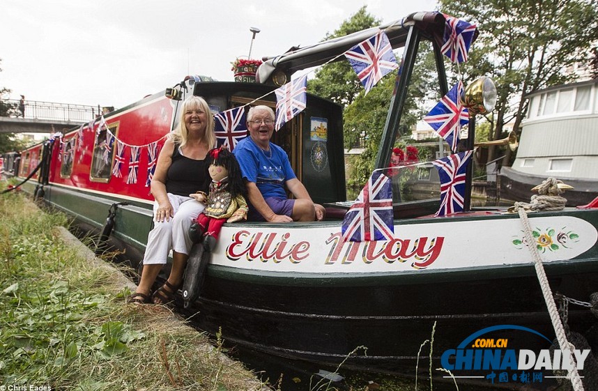 醫院外苦等凱特寶寶降生 各國記者無聊打毛衣看小說