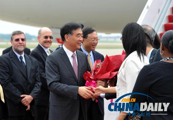 參加中美第五輪戰(zhàn)略與經(jīng)濟對話中國代表團抵美