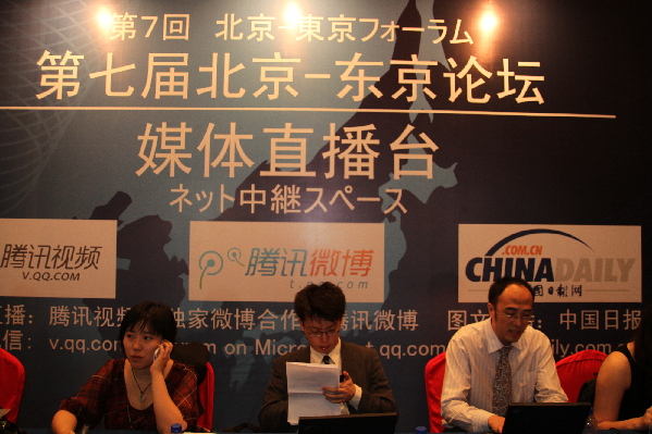 媒體工作人員緊張直播中