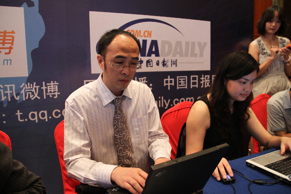 媒體工作人員緊張直播中