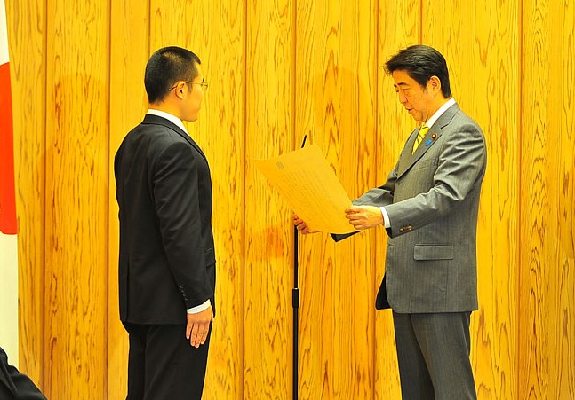 安倍為救人中國留學(xué)生授獎?wù)掌毓?獎狀蓋有天皇玉璽（組圖）