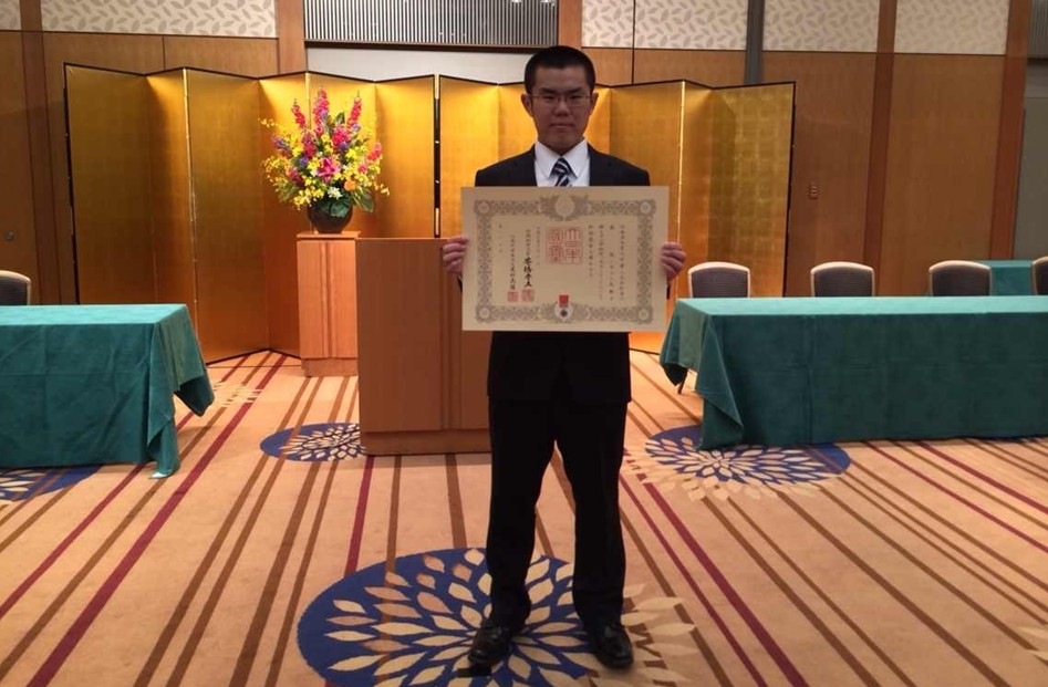 安倍為救人中國留學(xué)生授獎?wù)掌毓?獎狀蓋有天皇玉璽（組圖）