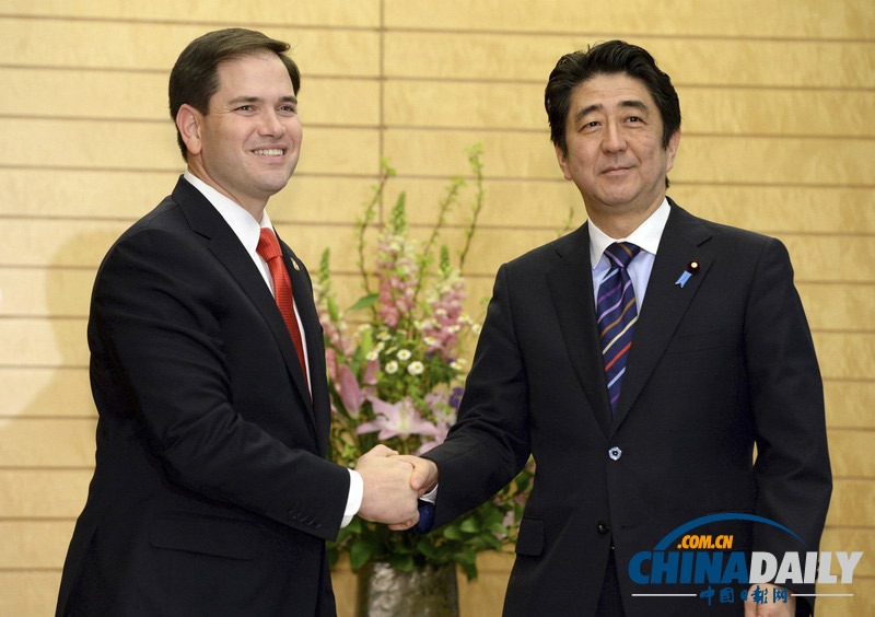 美參議員訪日 安倍“點頭哈腰”請其入座 