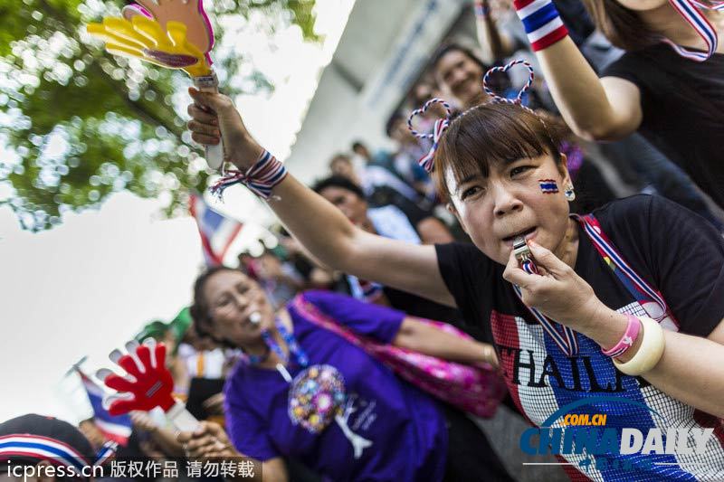 英拉稱不會(huì)武力驅(qū)散示威 警民和諧相處互贈(zèng)花朵