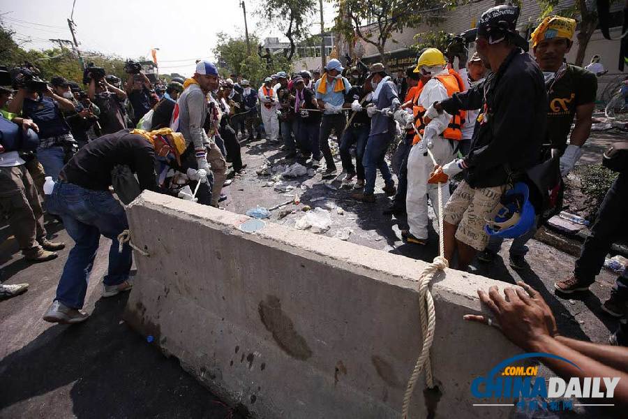 泰國示威者占領總理府和警察總部 警方排排坐不阻攔