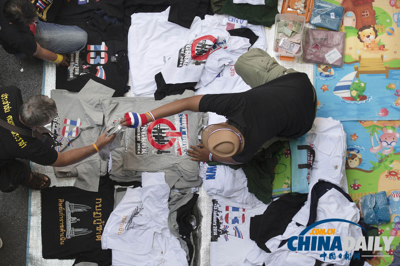 泰國(guó)“封城”第三日槍聲響起 至少2名抗議者受傷