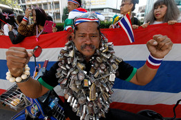 美媒:泰政客迷信超自然力示威者戴護(hù)身符防身 美媒:泰政客迷信超自然力