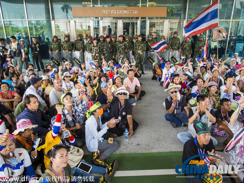 素貼與泰司法部代表會(huì)晤 支持者堵住入口