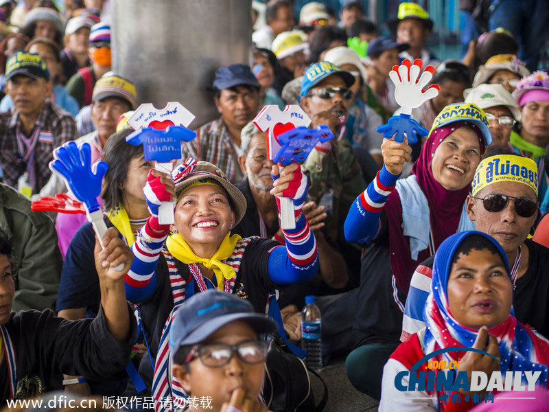 素貼與泰司法部代表會晤 支持者堵住入口