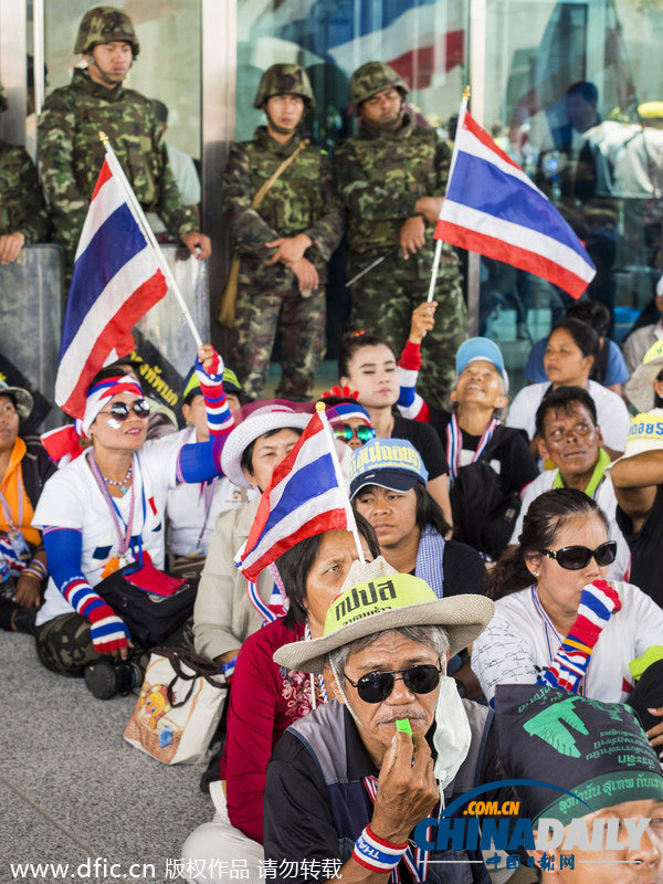 素貼與泰司法部代表會晤 支持者堵住入口