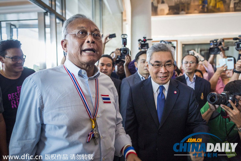 素貼與泰司法部代表會晤 支持者堵住入口