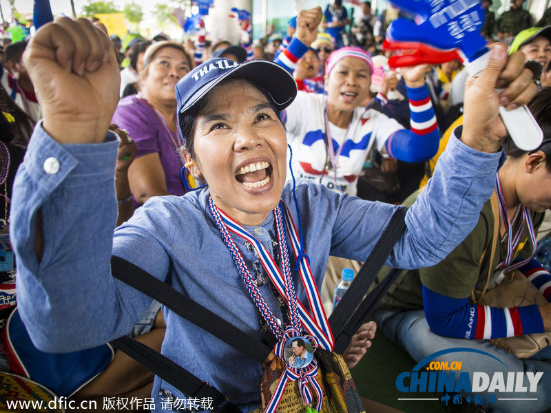 素貼與泰司法部代表會晤 支持者堵住入口
