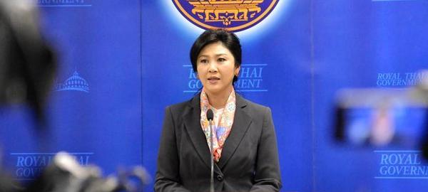 英拉向泰國軍方報到 乘私人防彈車抵達