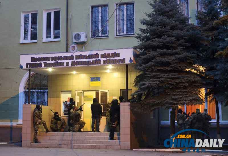 親俄羅斯武裝人員開火沖擊烏克蘭警察局