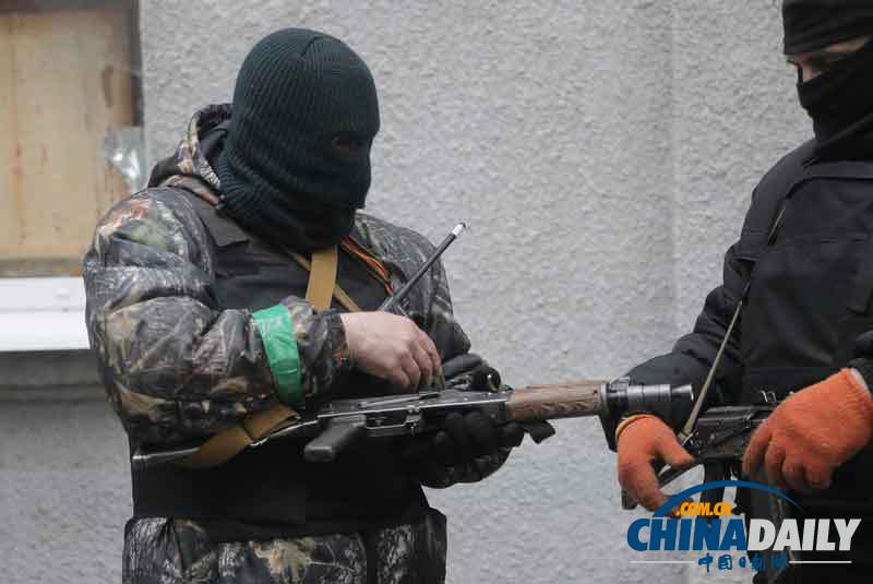 親俄羅斯武裝人員開火沖擊烏克蘭警察局