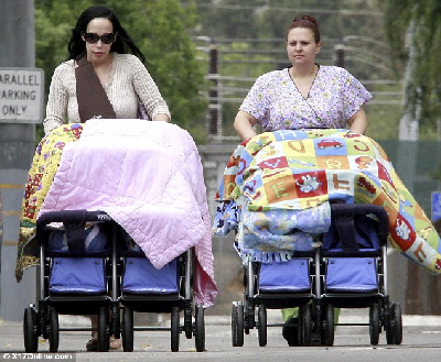 美國女子生下八胞胎 靠福利救濟獨自撫養(yǎng)14個孩子