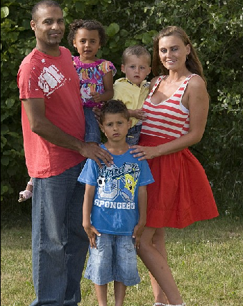 英夫妻造“彩虹家庭” 親身骨肉膚色迥然不同實屬罕見