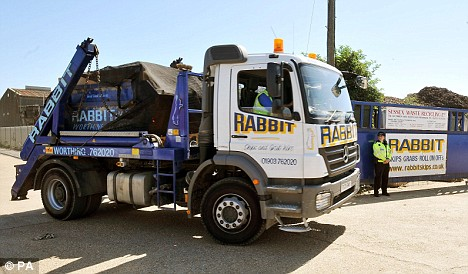 英教師醉酒釀慘劇 爬入垃圾箱睡覺誤被垃圾車“粉碎”