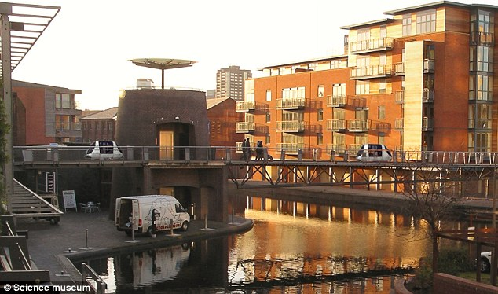 英科學家發明“未來出租車” 全電驅動無人駕駛