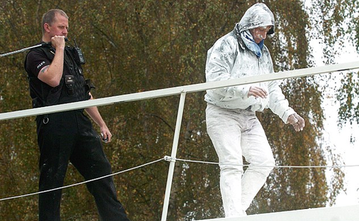 偷渡客藏身面粉車橫穿英吉利海峽 不慎咳嗽露馬腳