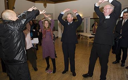 我傳統療法惠及英退伍士兵 查爾斯王儲學打太極